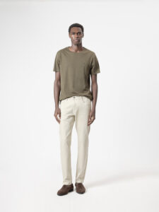 Pantalón de cinco bolsillos en tono piedra de PuroEgo, corte slim, vista de frente