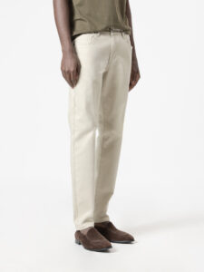 Pantalón de cinco bolsillos en tono piedra de PuroEgo, corte slim, tres cuartos