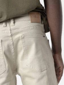 Pantalón de cinco bolsillos en tono piedra de PuroEgo, corte slim, detalle
