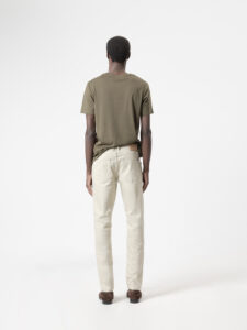 Pantalón de cinco bolsillos en tono piedra de PuroEgo, corte slim, espalda