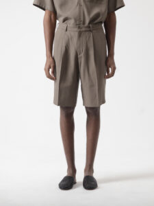 Short caqui de PuroEgo con pinzas al frente, vista de frente