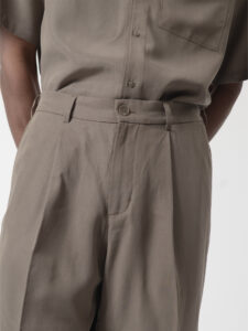 Short caqui de PuroEgo, detalle de la pretina y las pinzas
