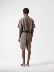 Short caqui de PuroEgo con cintura elástica atrás, espalda