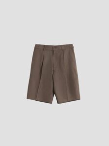 Short caqui de PuroEgo con pinzas al frente, prenda completa