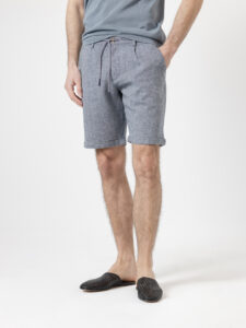 Short de lino azul de PuroEgo, tres cuartos