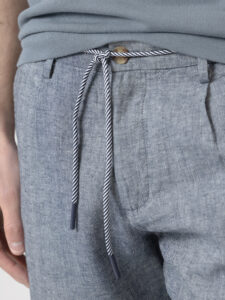 Short de lino azul de PuroEgo, detalle