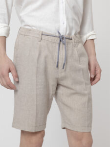 Short de lino en tono rafia de PuroEgo, detalle