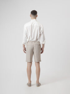 Short de lino en tono rafia de PuroEgo, espalda