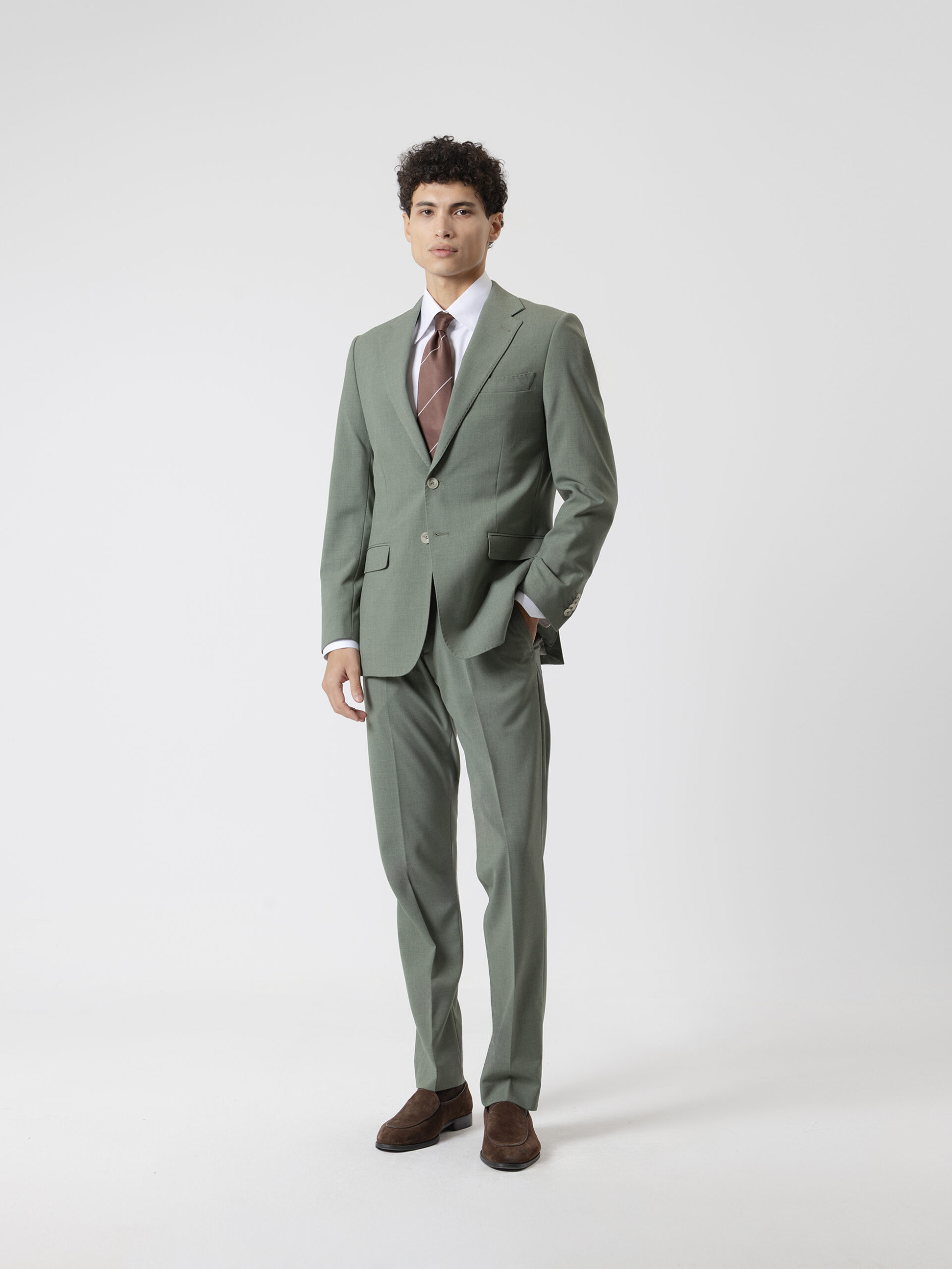 Traje verde musgo de dos piezas de PuroEgo, corte slim, vista de frente