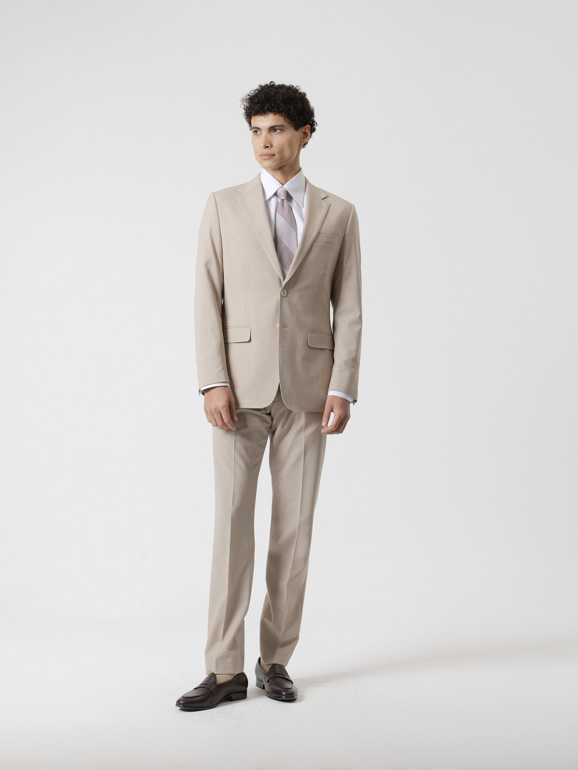 Traje arena de dos piezas de PuroEgo, corte slim con chaqueta de dos botones, vista de frente