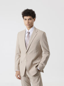 Traje arena de dos piezas de PuroEgo, corte slim con chaqueta de dos botones, tres cuartos