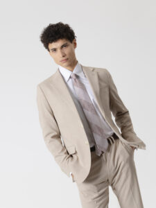 Traje arena de dos piezas de PuroEgo, detalle de la chaqueta de dos botones