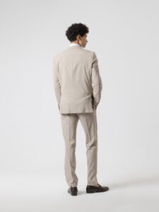 Traje arena de dos piezas de PuroEgo, corte slim, espalda