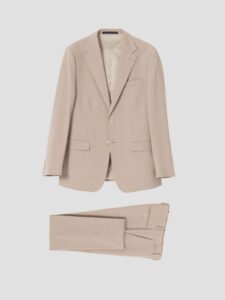 Traje arena de dos piezas de PuroEgo, chaqueta de dos botones y pantalón, prenda completa