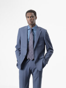Traje azul niágara de dos piezas de PuroEgo, corte slim, tres cuartos