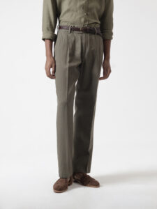Pantalón del traje de lino caqui de PuroEgo con pinzas, vista de frente