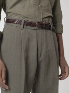 Pantalón del traje de lino caqui de PuroEgo, detalle de la pretina y las pinzas