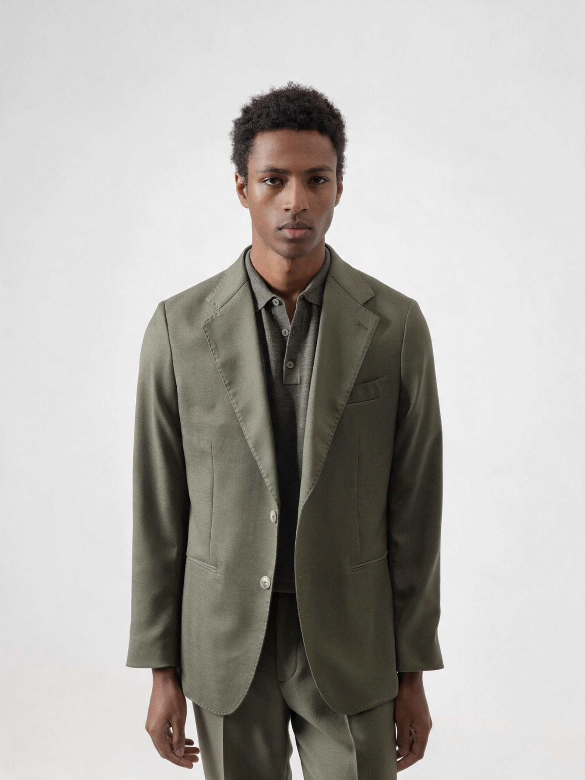 Traje desestructurado verde oliva de dos piezas de PuroEgo, chaqueta y pantalón a juego, de frente