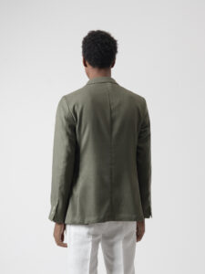 Chaqueta del traje desestructurado verde oliva de PuroEgo, espalda