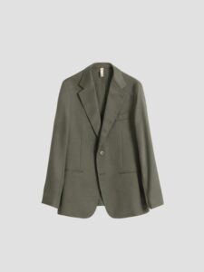Chaqueta de dos botones del traje desestructurado verde oliva de PuroEgo, prenda completa