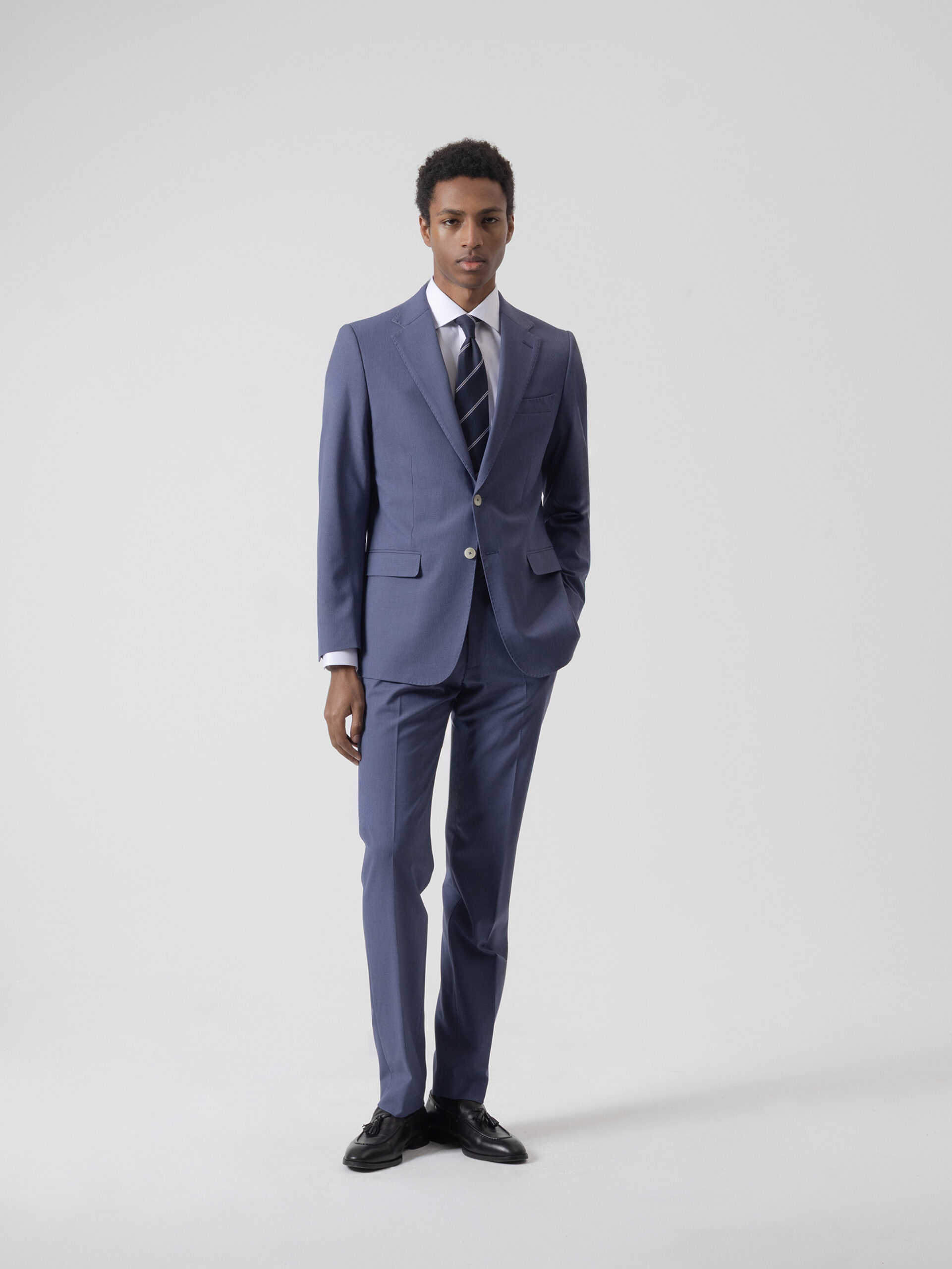 Traje liso celeste de dos piezas de PuroEgo, corte slim, vista de frente