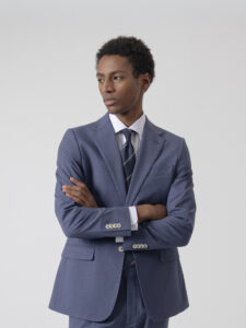 Traje liso celeste de dos piezas de PuroEgo, corte slim, tres cuartos