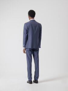 Traje liso celeste de dos piezas de PuroEgo, corte slim, espalda