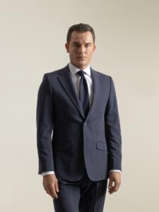 Traje non-iron azul marino de dos piezas de PuroEgo, de frente, traje completo