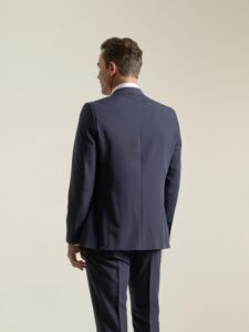 Traje non-iron azul marino de dos piezas de PuroEgo, de espalda, traje completo