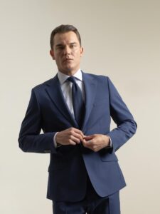 Traje non-iron azul tinta de dos piezas de PuroEgo, de frente, traje completo