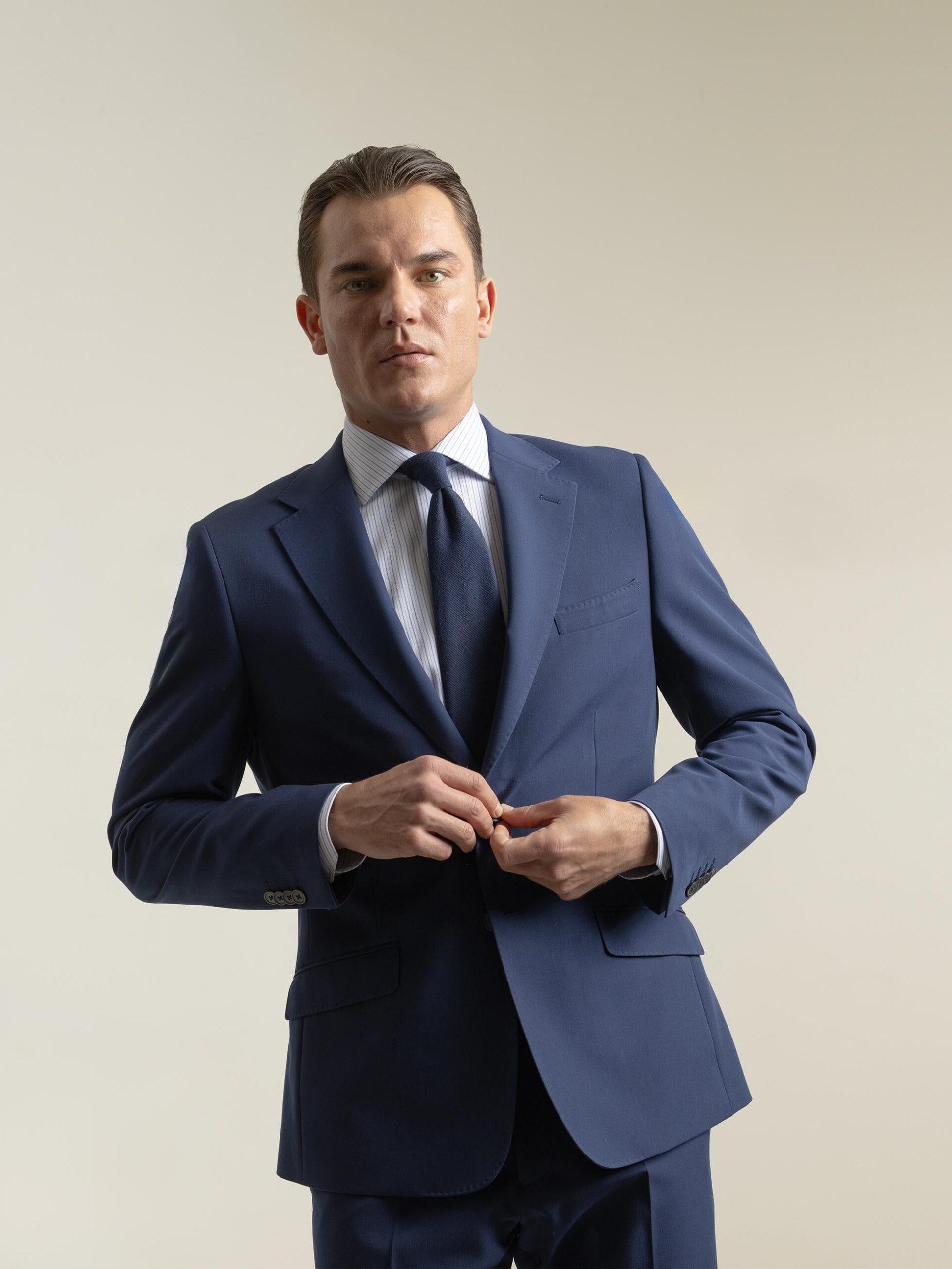 Traje non-iron azul tinta de dos piezas de PuroEgo, de frente, traje completo