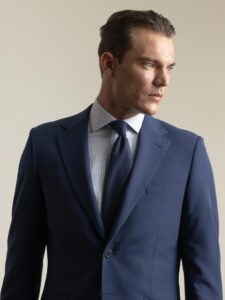 Traje non-iron azul tinta de dos piezas de PuroEgo, detalle de la solapa y el pecho