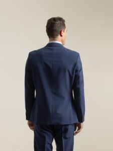 Traje non-iron azul tinta de dos piezas de PuroEgo, de espalda, traje completo