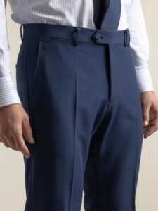 Traje non-iron azul tinta de dos piezas de PuroEgo, detalle de la cintura del pantalón