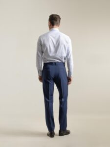 Traje non-iron azul tinta de dos piezas de PuroEgo, pantalón del traje, de espalda