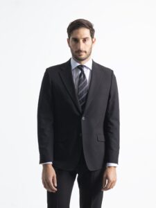Traje non-iron negro de dos piezas de PuroEgo, de frente, traje completo