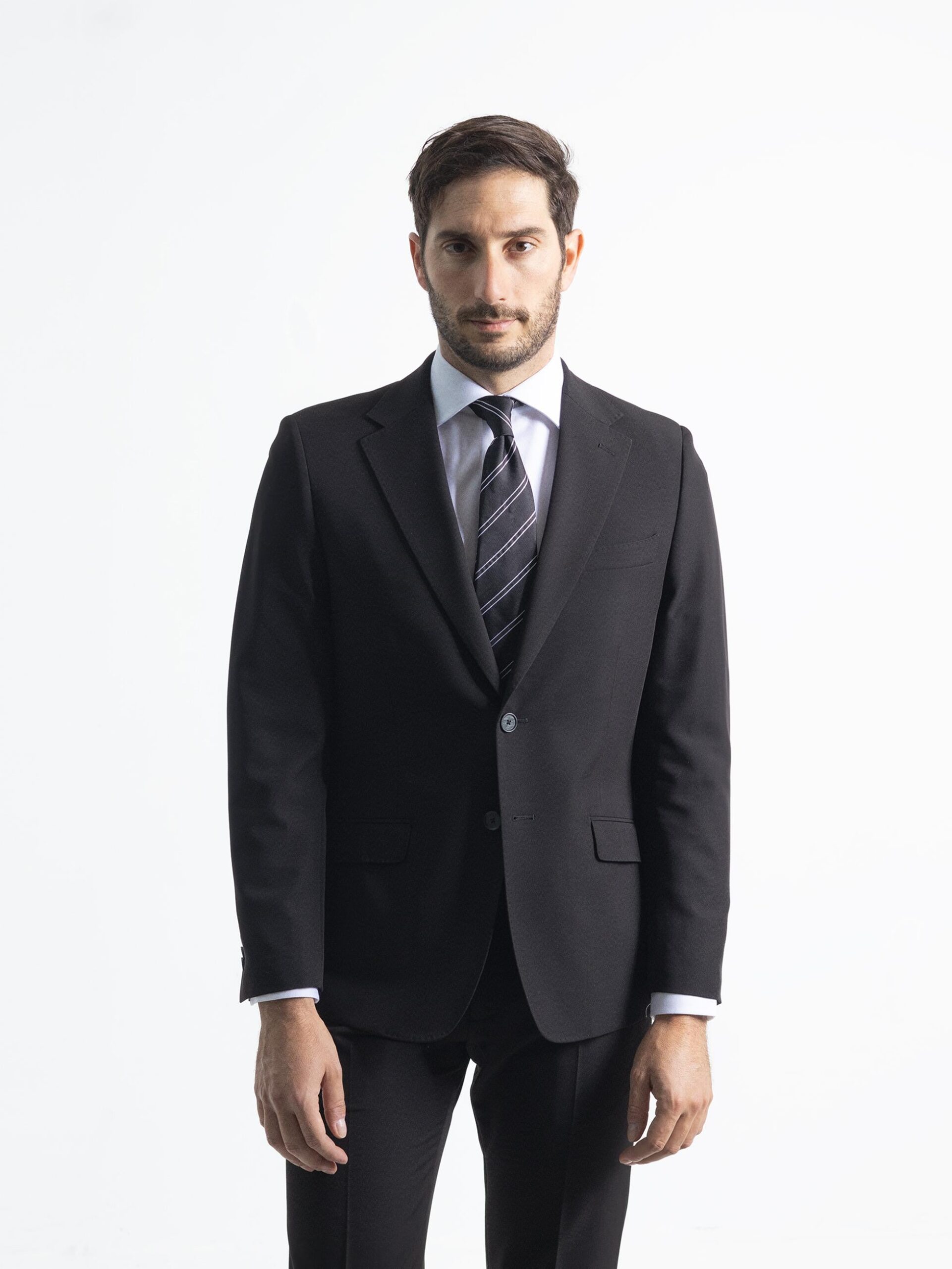 Traje non-iron negro de dos piezas de PuroEgo, de frente, traje completo