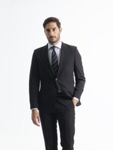 Traje non-iron negro de dos piezas de PuroEgo, de tres cuartos, traje completo