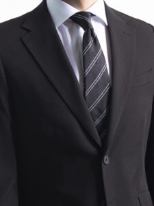 Traje non-iron negro de dos piezas de PuroEgo, detalle de la solapa y el pecho