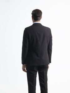 Traje non-iron negro de dos piezas de PuroEgo, de espalda, traje completo