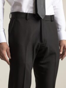 Traje non-iron negro de dos piezas de PuroEgo, detalle de la cintura del pantalón