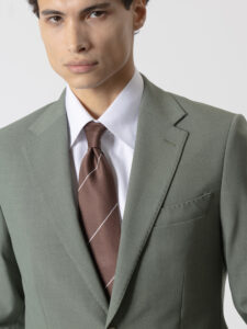 Traje verde musgo de dos piezas de PuroEgo, corte slim, detalle