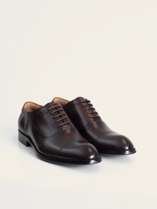 El par de zapatos oxford burdeo PuroEgo en vista de tres cuartos