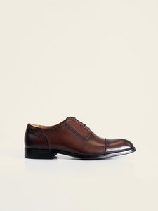 Zapato oxford café con picado de PuroEgo, vista lateral