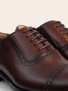 Detalle del picado de la puntera y del cordonaje del zapato oxford café PuroEgo