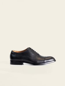 Zapato oxford negro de PuroEgo en piel natural, vista lateral