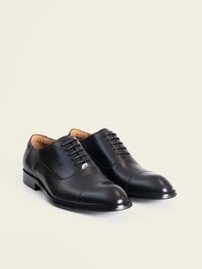 El par de zapatos oxford negros PuroEgo en vista de tres cuartos