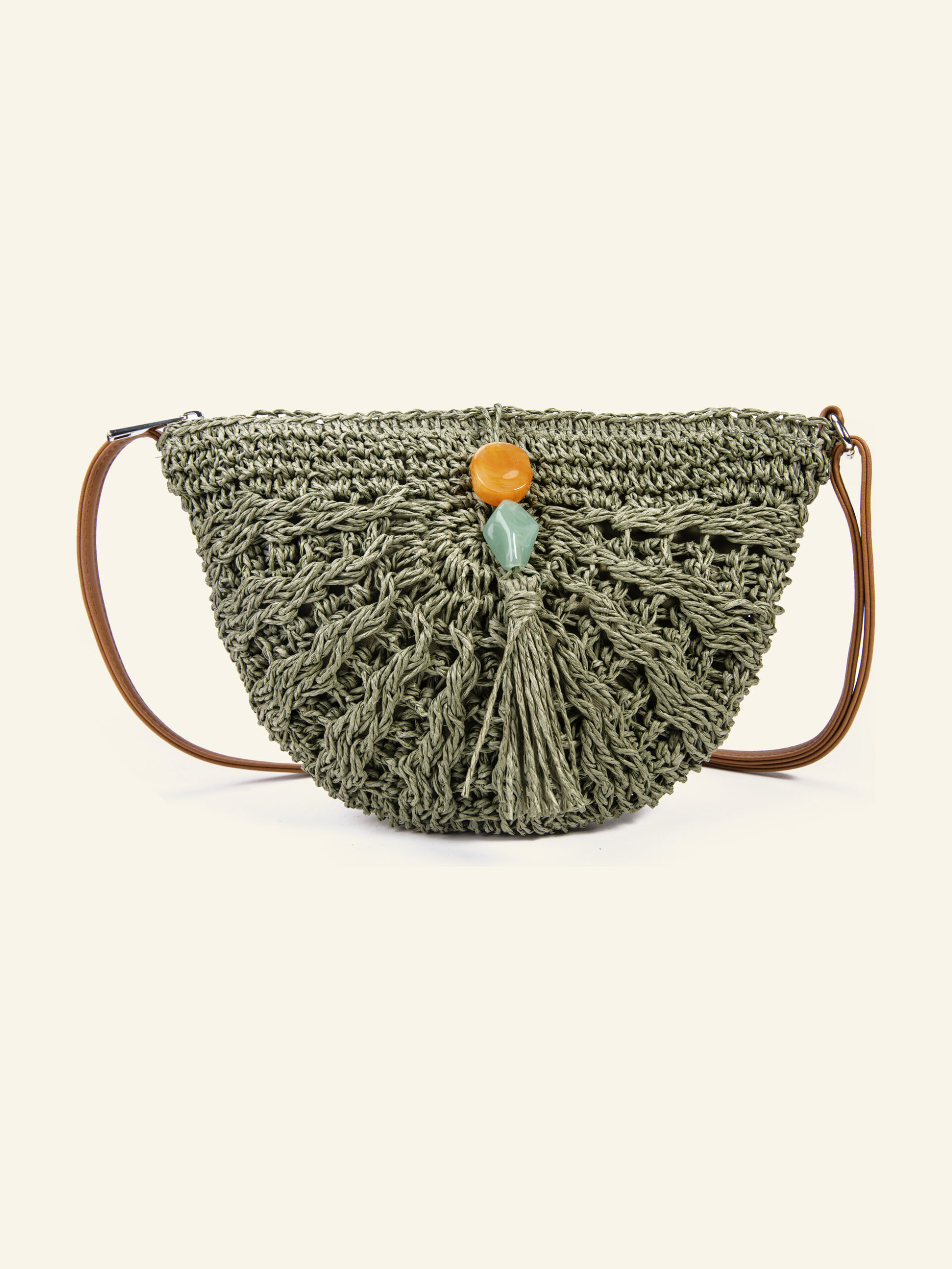 Bandolera Formentera de rafia verde en media luna, de frente, con cuenta color ámbar, cuenta verde agua y borla