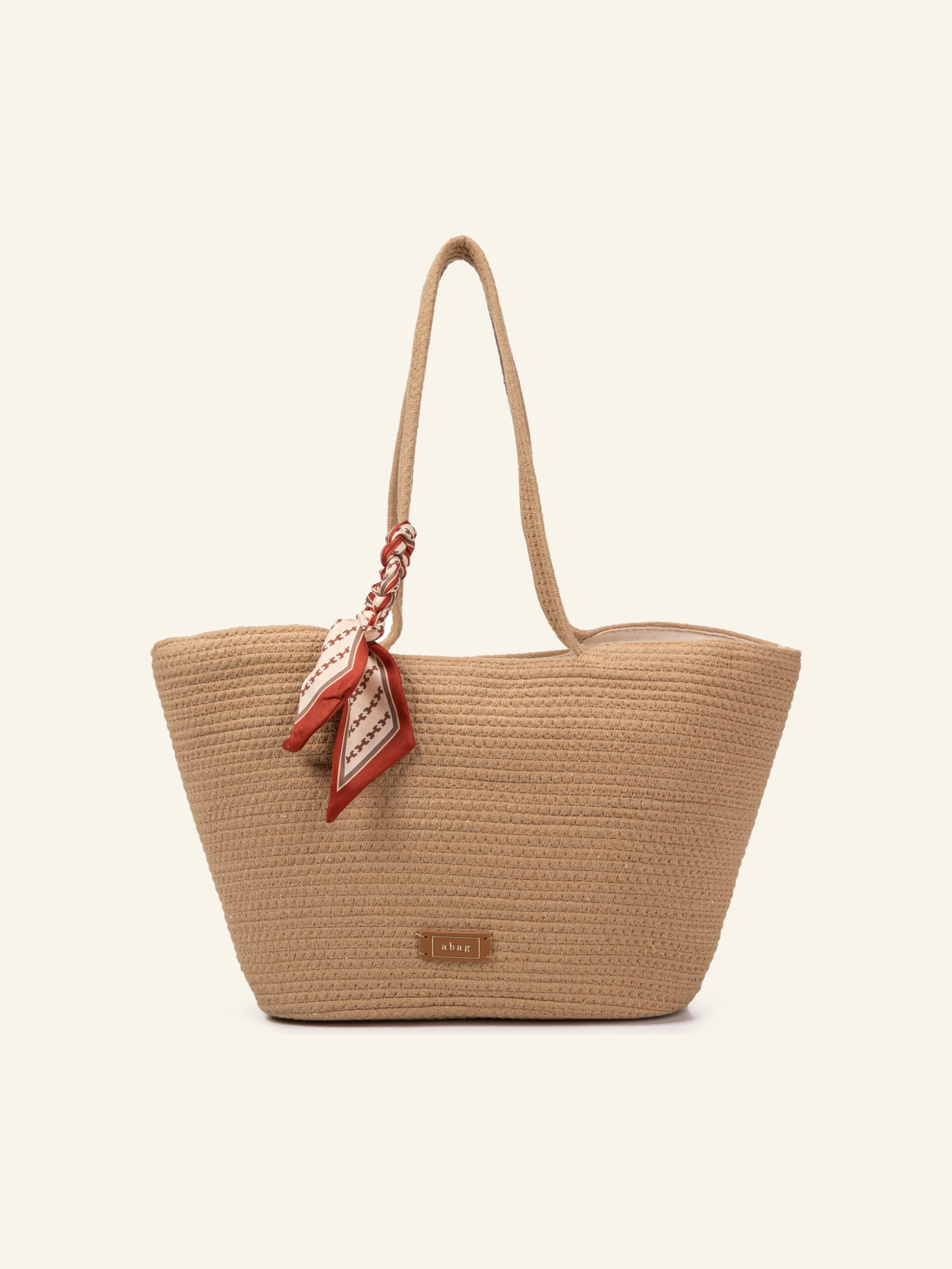 Cartera tote de algodón color natural Formentera, de frente, con pañuelo en el asa