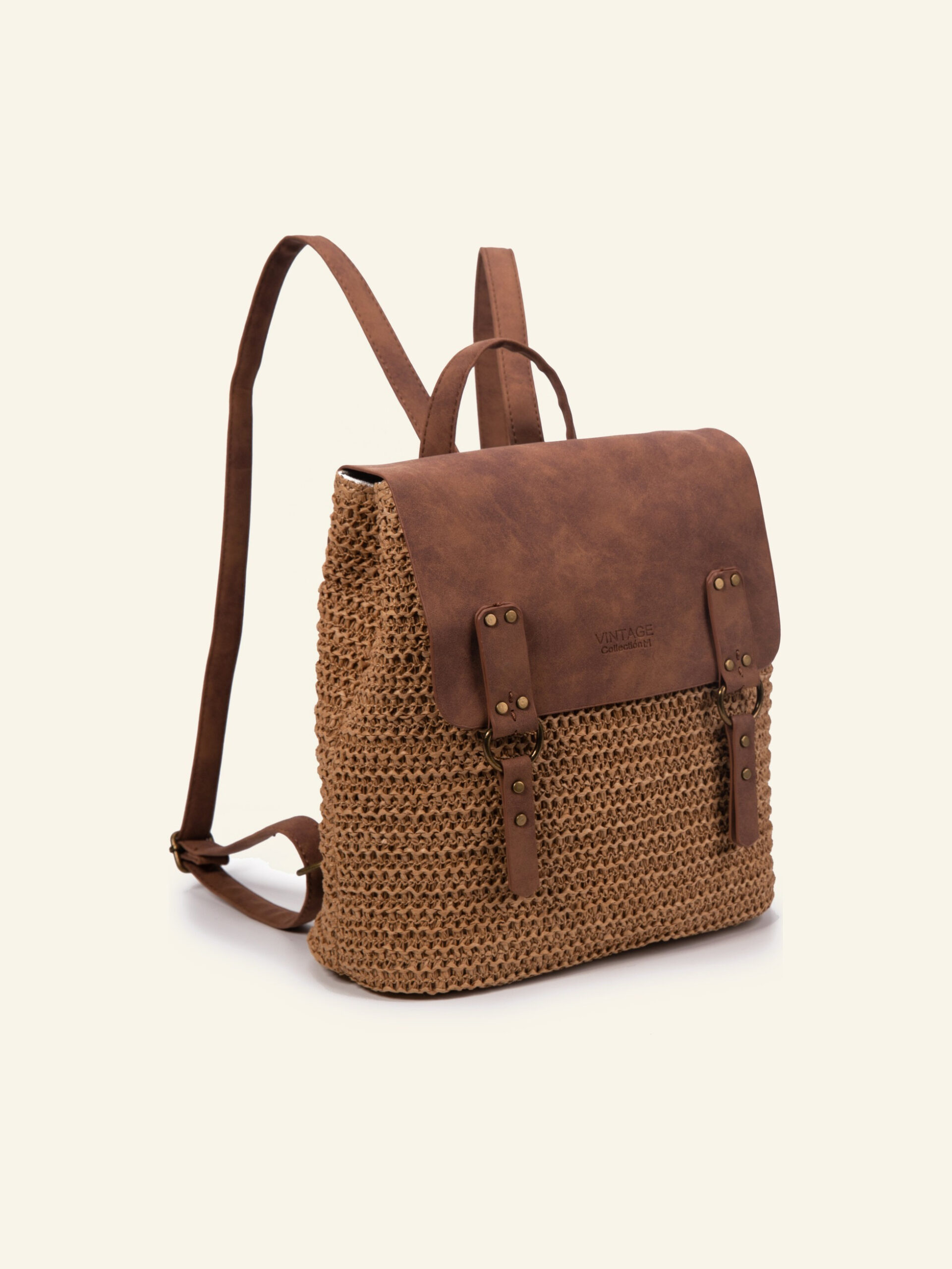 Mochila de rafia color natural con solapa café Formentera, en tres cuartos